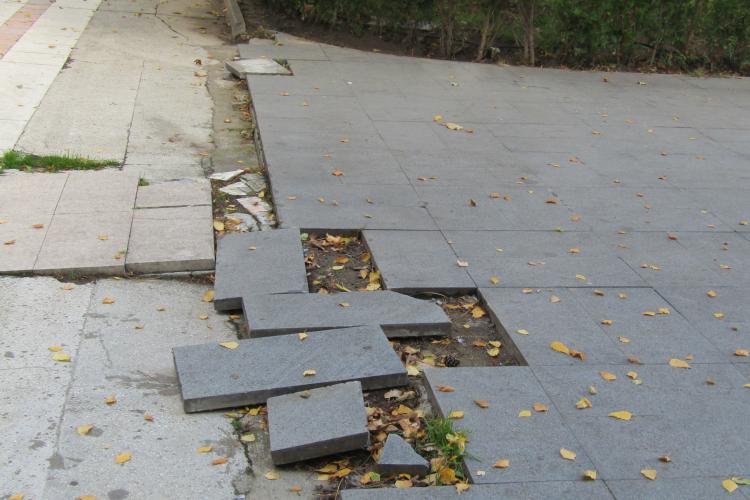 Dale de bazalt dislocate din neglijență, în zona Esplanadei featured image