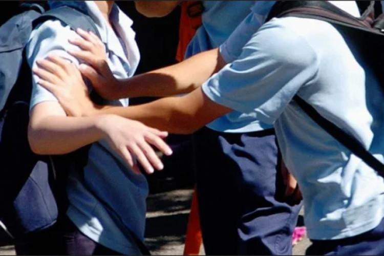 Elev agresat în curtea școlii featured image