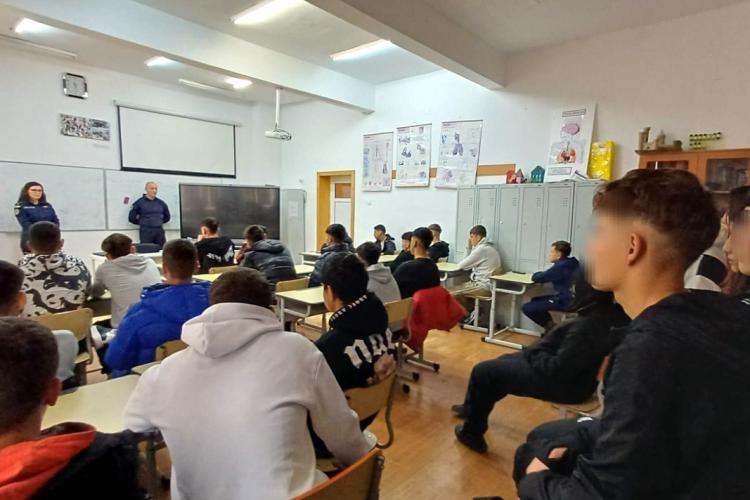 Droguri, trafic și rețele sociale. Polițiștii și jandarmii brăileni, alături de elevi featured image