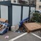 Loc de parcare blocat de gunoaie și mobilier vechi featured image