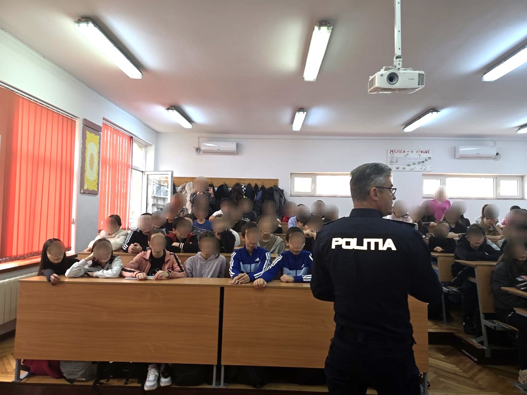 12politisti si elevi