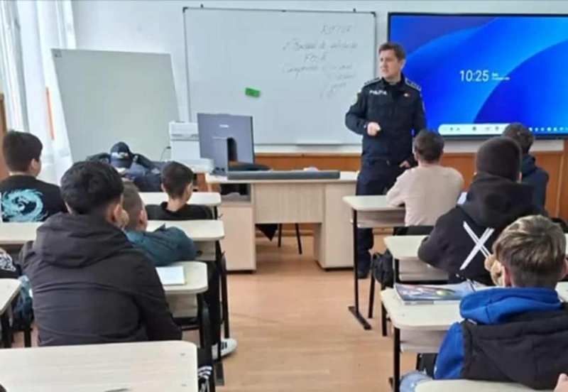 13actiuni politisti in scoli