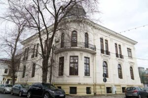 Casă boierească, cămin de bătrâni, școală