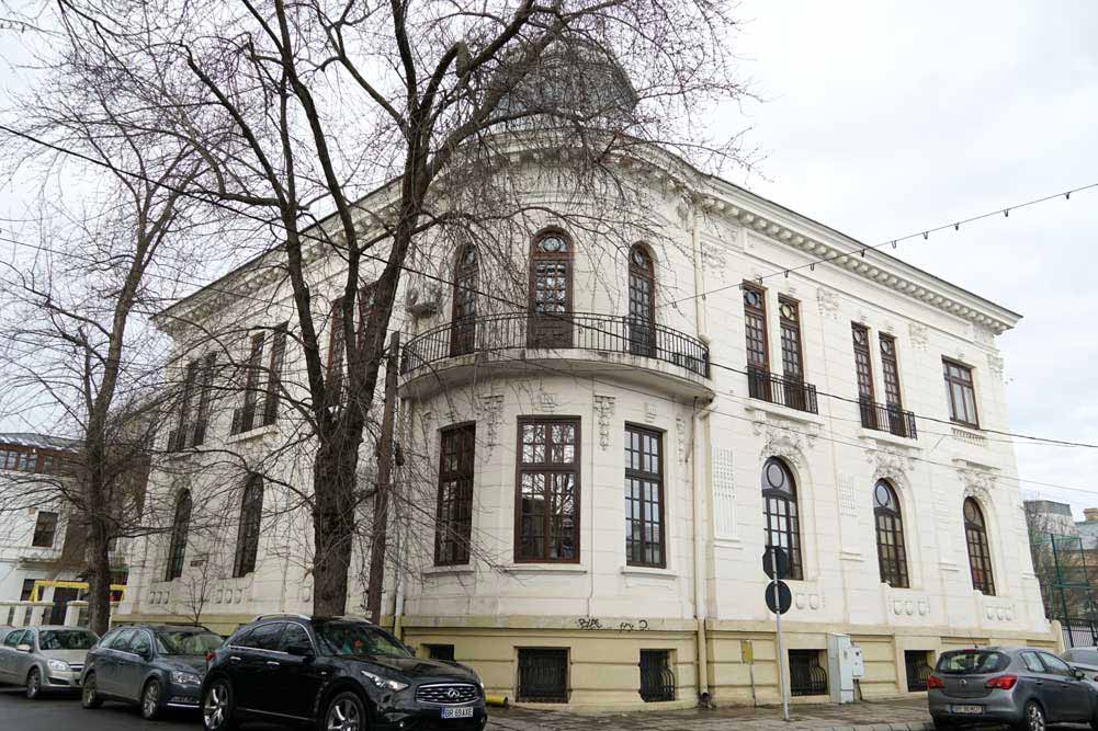 Casă boierească, cămin de bătrâni, școală